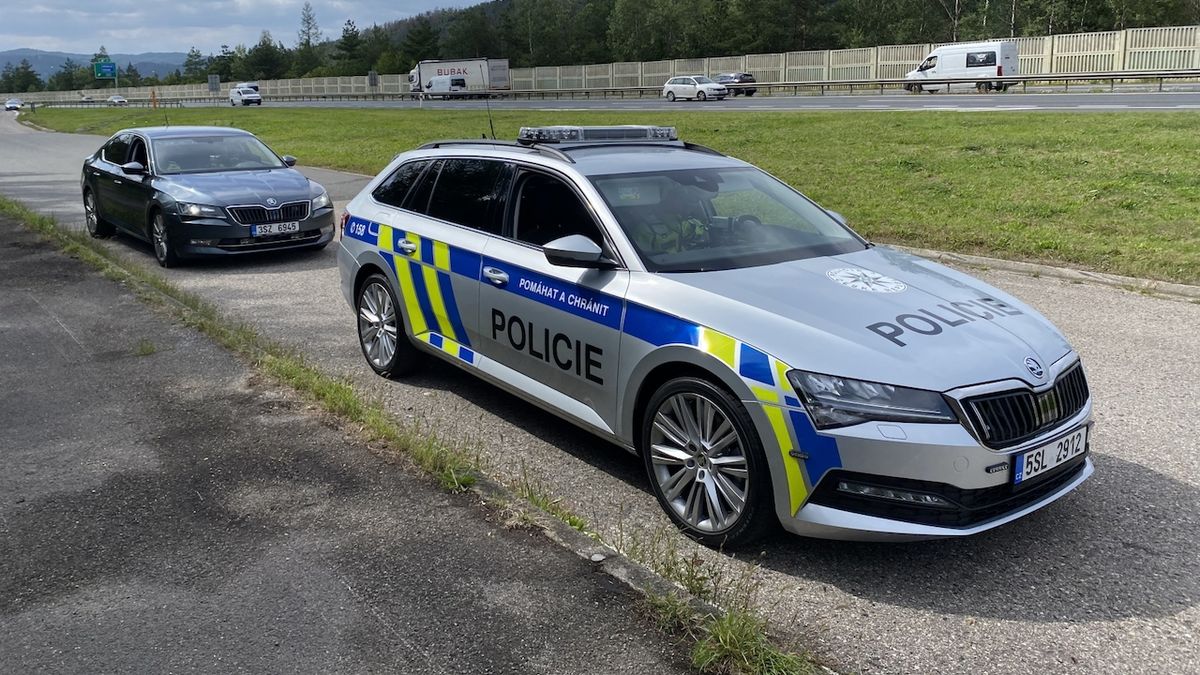 Policie ve středních Čechách začala využívat označené auto s radarem
